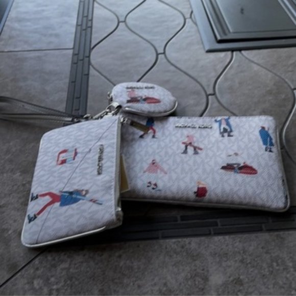 Michael Kors Jet Set Girls Wristlet Trio - Picture 4 of 16